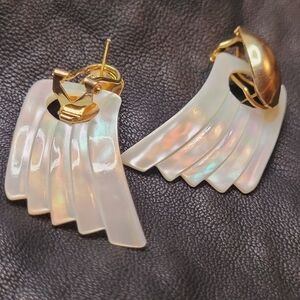 Vintage mother of Pearl Fanned Pendant Earrings 70s Dangle Leverback Post